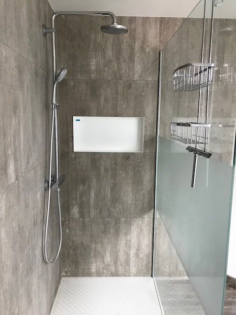 Douche met glaswand en wandtegels in betonlook