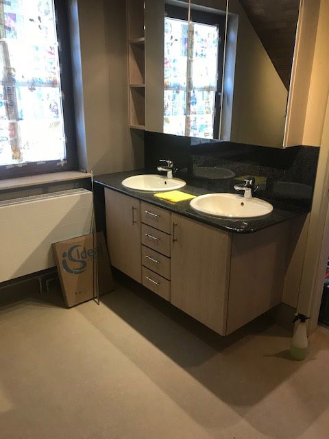 Dubbele wastafel in een eiken meubel, tijdens de afwerking van de badkamer