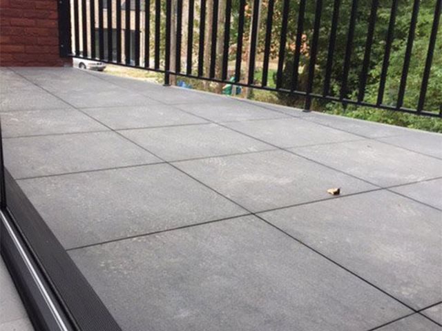 Grootformaat terrastegels met zicht op de tuin