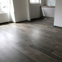 Kamer met een vloer in houtmotief